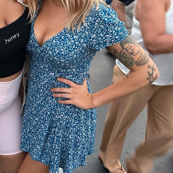 Princess Polly The Sting Short Mini Dress Blue Floral  US Size 4 - Picture 2 of 3